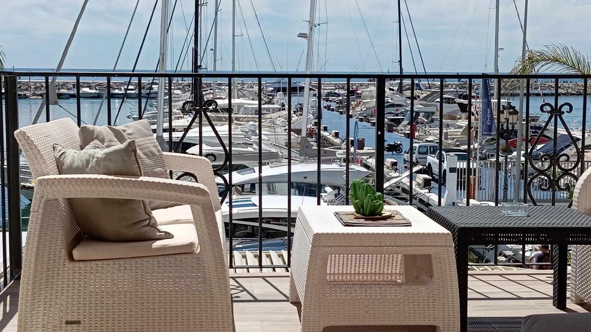Sea Front Apartment In Puerto Banus Marbella